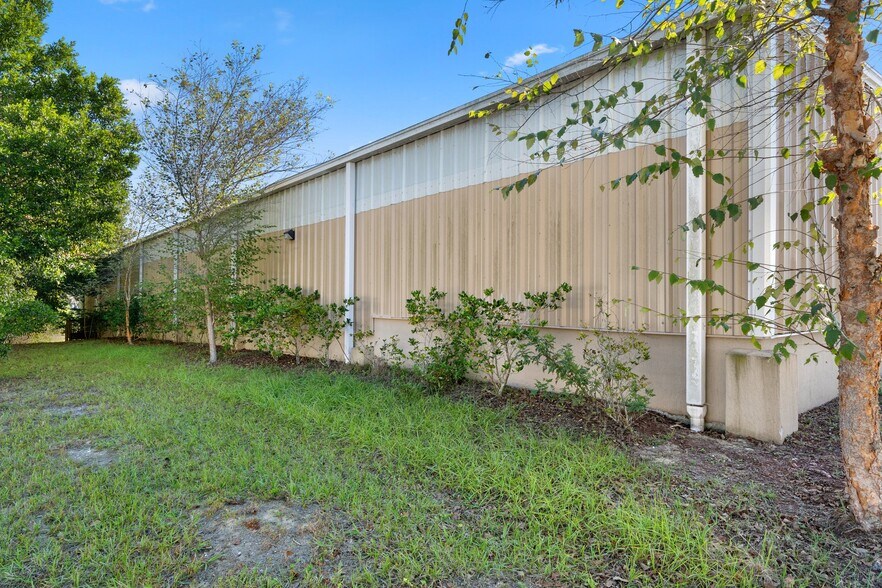 More Photos Of 1174 Plaza Pl, Inverness Industrial For Lease