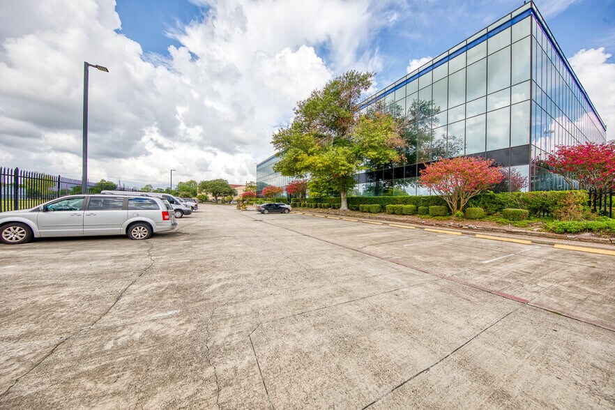 More Photos Of 1300 N Sam Houston Pky E, Houston Office Residential For Lease