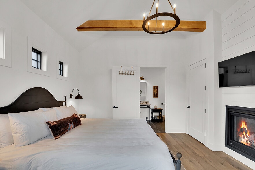 More Photos Of 560 E Main Ave, Sisters Hotel For Sale