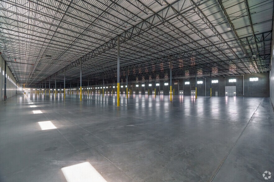 More Photos Of 6200 N Stemmons Fwy, Sanger Distribution For Lease