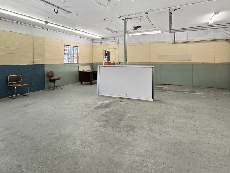 More Photos Of 129 E 5th St, Washington Showroom For Sale