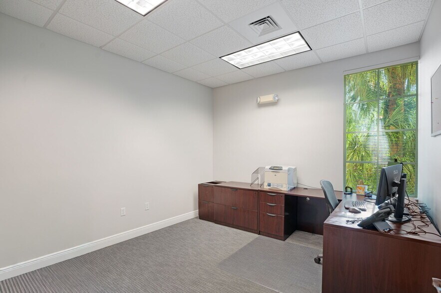 More Photos Of 2639 Fruitville Rd, Sarasota Office For Sale