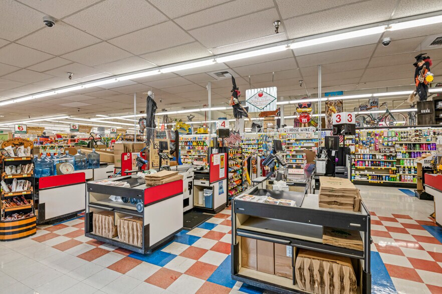 More Photos Of 704 SW Higgins Ave, Missoula Supermarket For Sale
