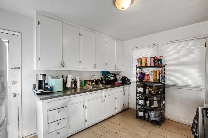 More Photos Of 300 E 55th St, Los Angeles Apartments For Sale