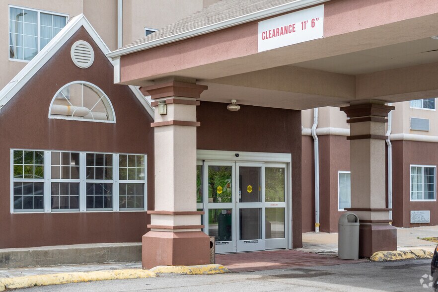 More Photos Of 11831 NW Plaza Cir, Kansas City Hotel For Sale
