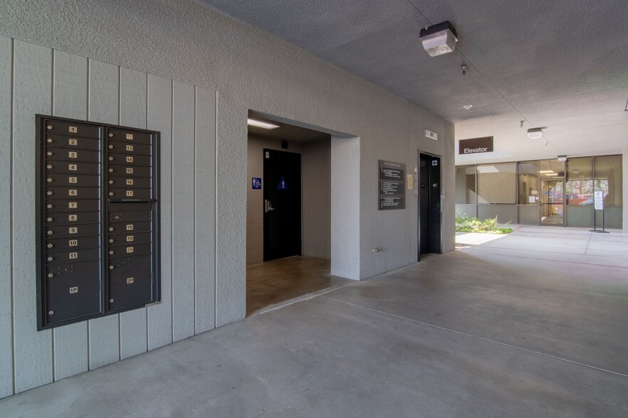 More Photos Of 5055 California Ave, Bakersfield Office For Sale