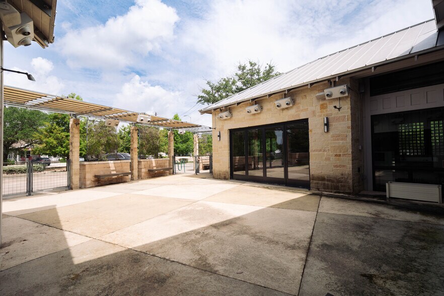More Photos Of 1124 Usener St, Houston Freestanding For Sale