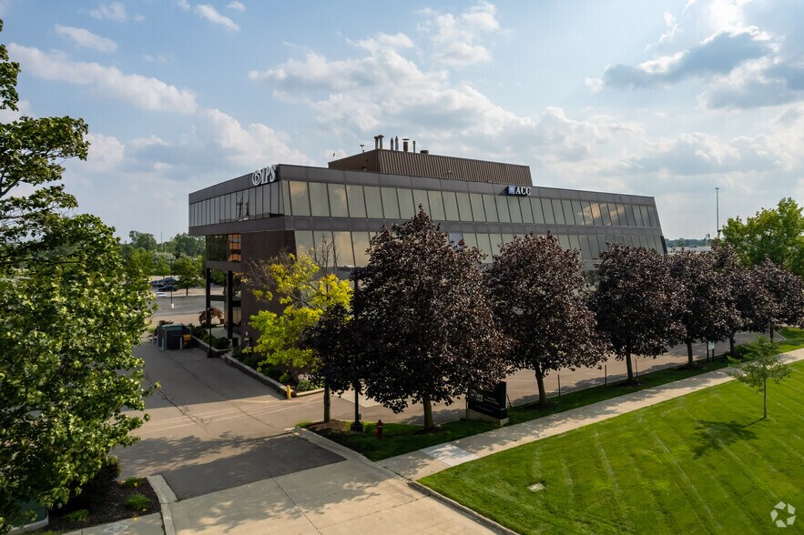 More Photos Of 363 W Big Beaver Rd, Troy Office For Lease