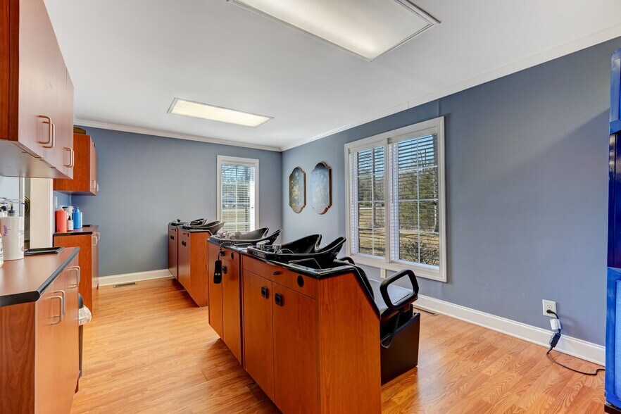 More Photos Of 1418 Freeway Dr, Reidsville Freestanding For Sale