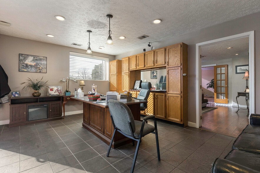 More Photos Of 1545 Berry Blvd, Louisville Auto Dealership For Sale