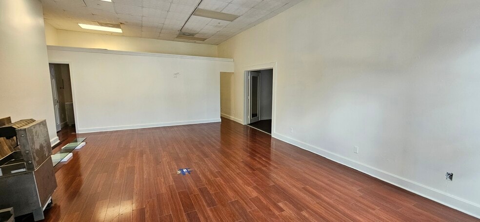 More Photos Of 605 Bradford Ave, Kemah General Retail For Lease