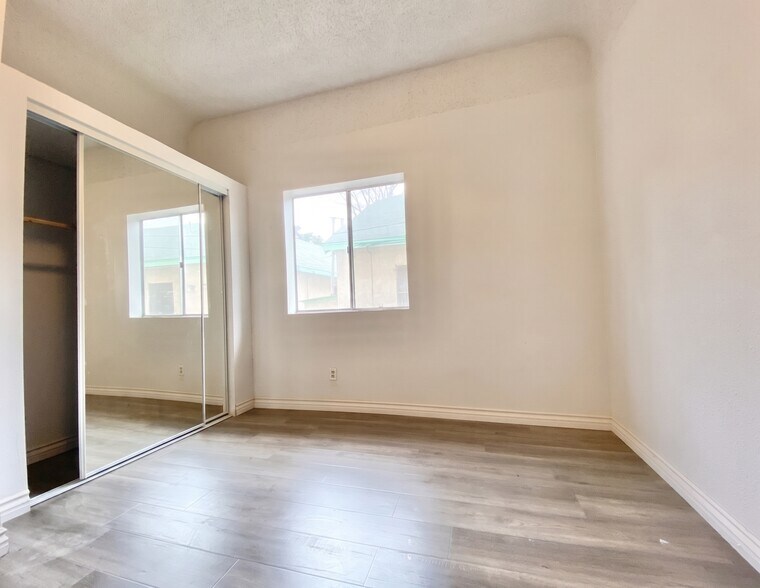 More Photos Of 1419 W 36th St, Los Angeles Apartments For Sale