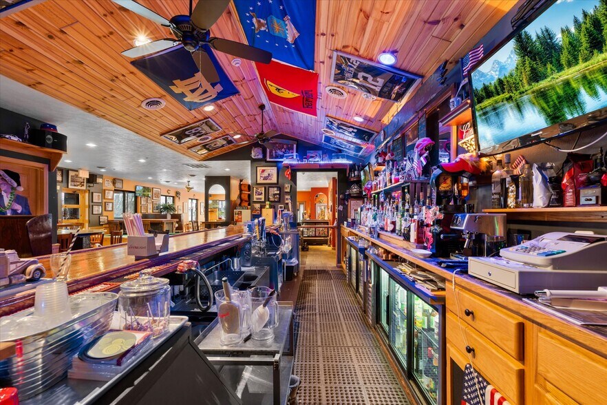 More Photos Of 212 Main St, Oneida General Retail For Sale