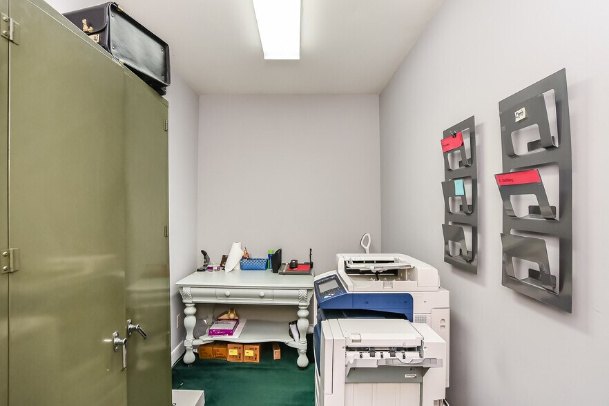 More Photos Of 1900 E Parham Rd, Henrico Office For Sale