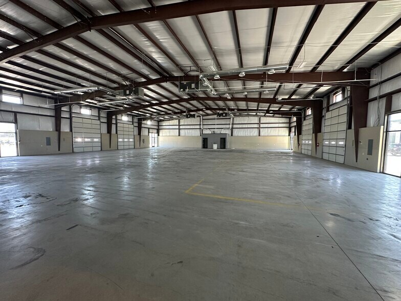 More Photos Of 13055 Harmon Rd, Fort Worth Warehouse For Lease
