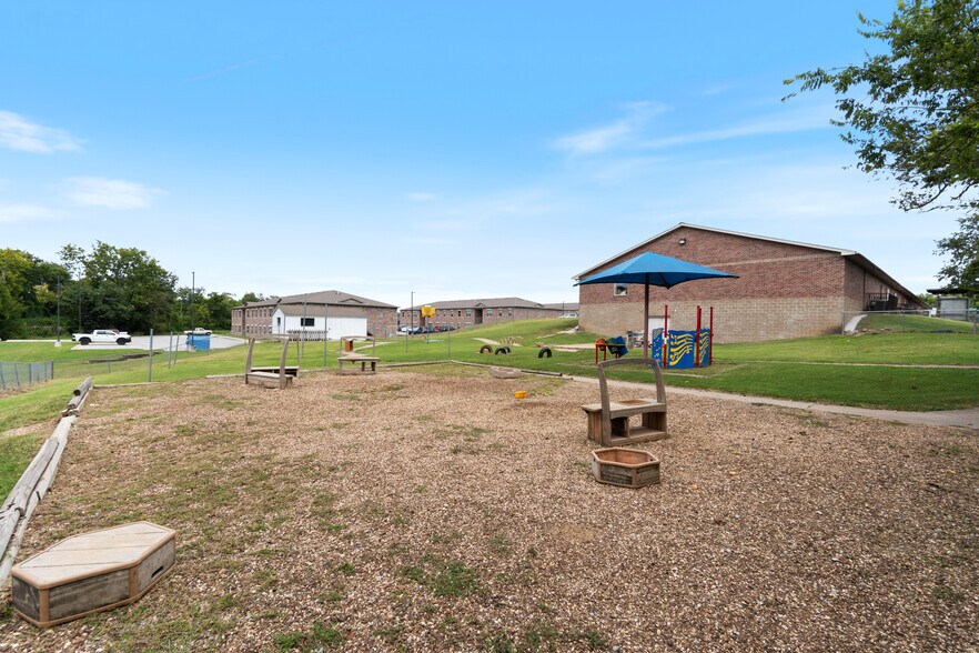 More Photos Of 185 Rebecca St, Gentry Office For Lease