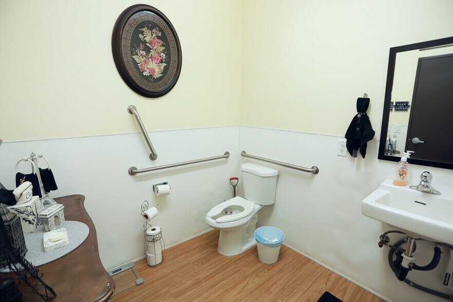 More Photos Of 3468 E Sahara Ave, Las Vegas Storefront For Lease