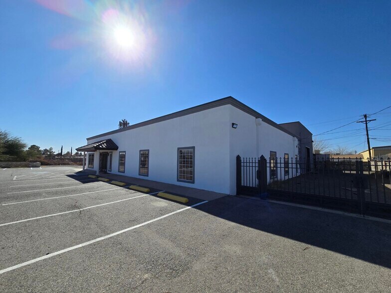 More Photos Of 107 S Ascarate St, El Paso Flex For Sale