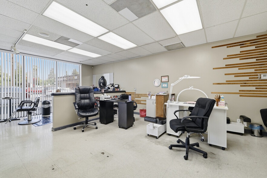 More Photos Of 22720-22742 Roscoe Blvd, West Hills Freestanding For Lease