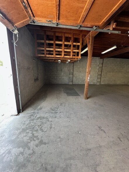 More Photos Of 23160 Harbor View Rd, Port Charlotte Warehouse For Lease