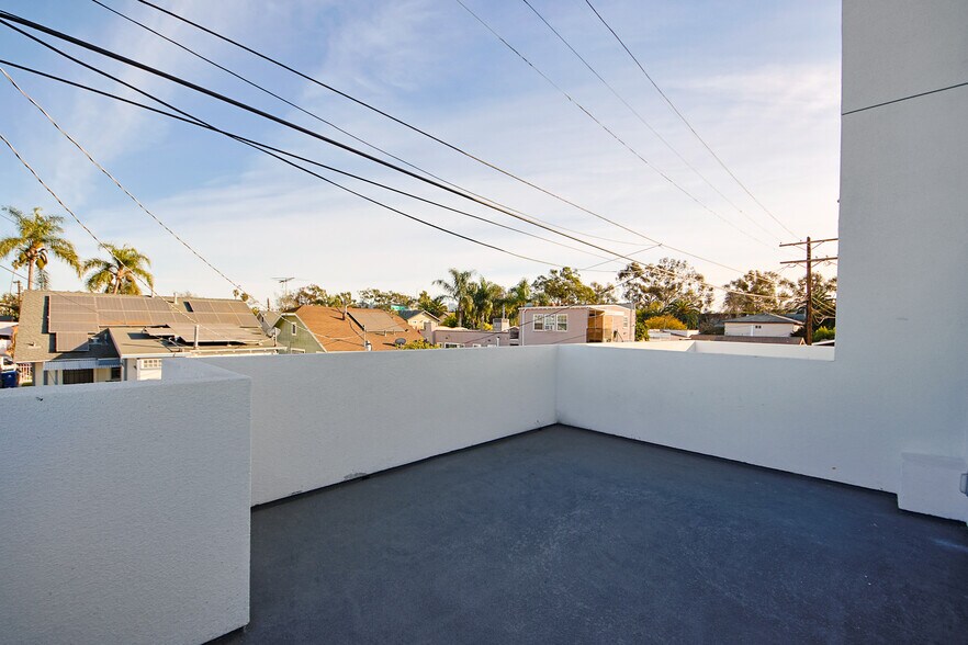 More Photos Of 2404 S Cochran Ave, Los Angeles Apartments For Sale