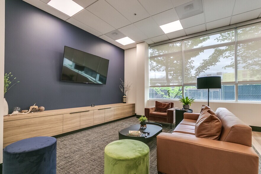 More Photos Of 2055 NW Savier St, Portland Office For Lease
