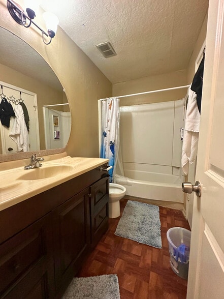 More Photos Of 7120 Cole Creek Dr, Houston Apartments For Sale