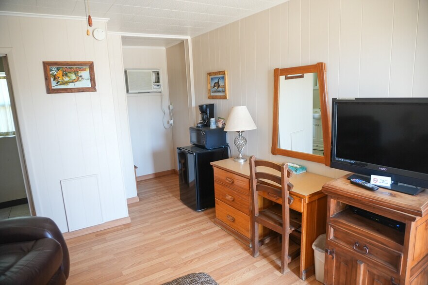 More Photos Of 1122 Douglas Ave, Beaver Hotel For Sale