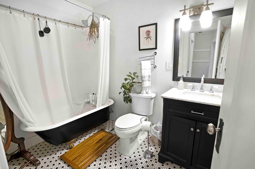 More Photos Of 233-239 Hawthorn St, San Diego Apartments For Sale