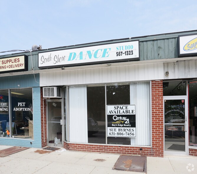 More Photos Of 243-251 W Main St, Sayville Storefront For Lease