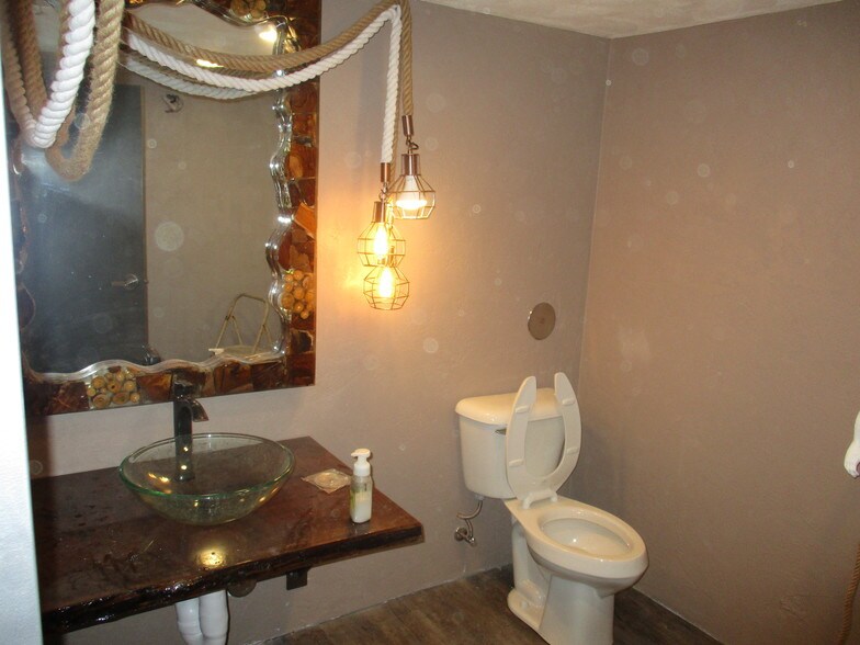 More Photos Of 221-223 E State St, Rockford Storefront Retail Residential For Lease