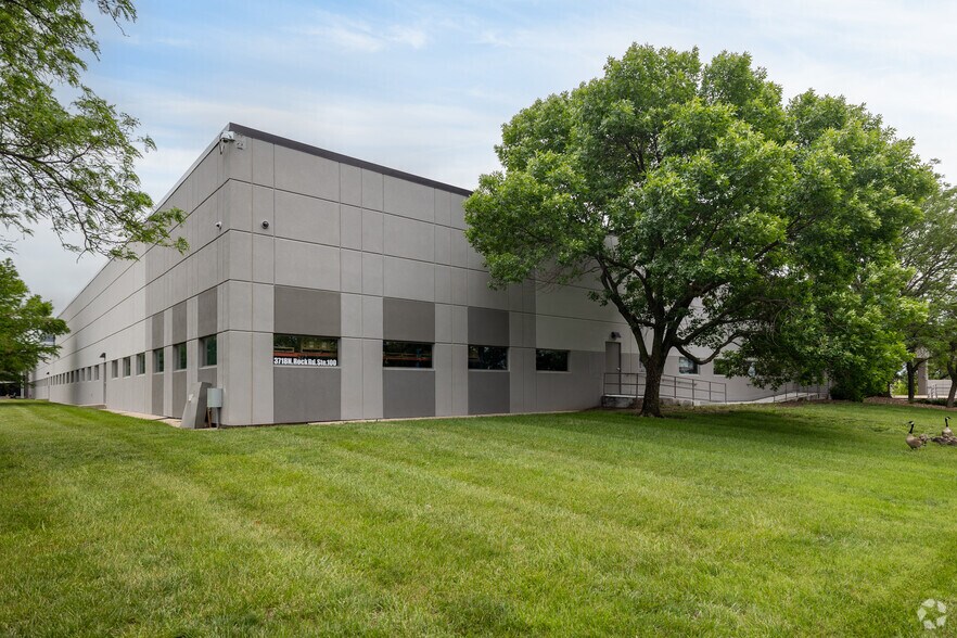 More Photos Of 3718 N Rock Rd, Wichita Manufacturing For Lease