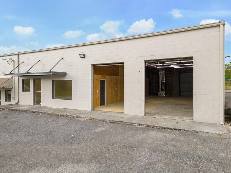 Primary Photo Of 175 NW Sequoia Rd, Cleveland Warehouse For Lease