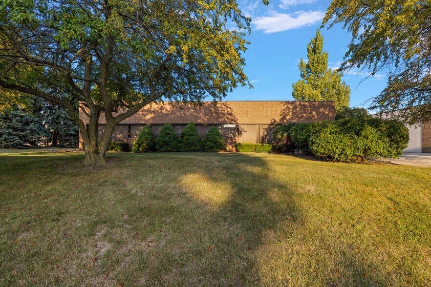 More Photos Of 44468 Reynolds Dr, Clinton Township Manufacturing For Sale