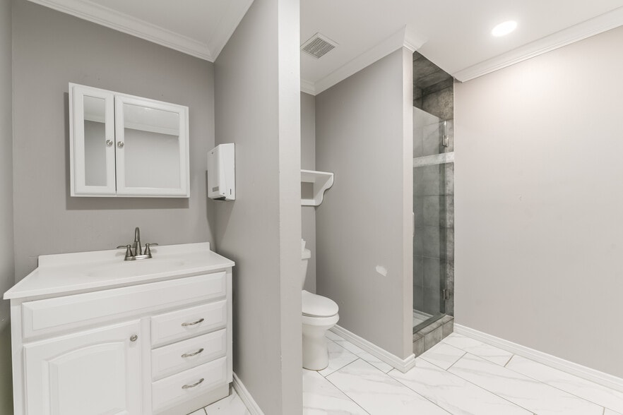 More Photos Of 1207 S Houston, Humble Warehouse For Sale