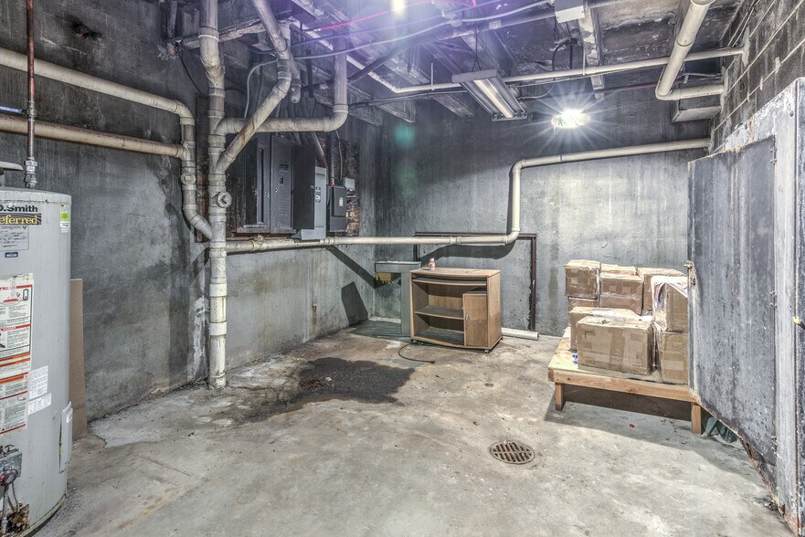 More Photos Of 6125 Natural Bridge Ave, Saint Louis Bar For Lease