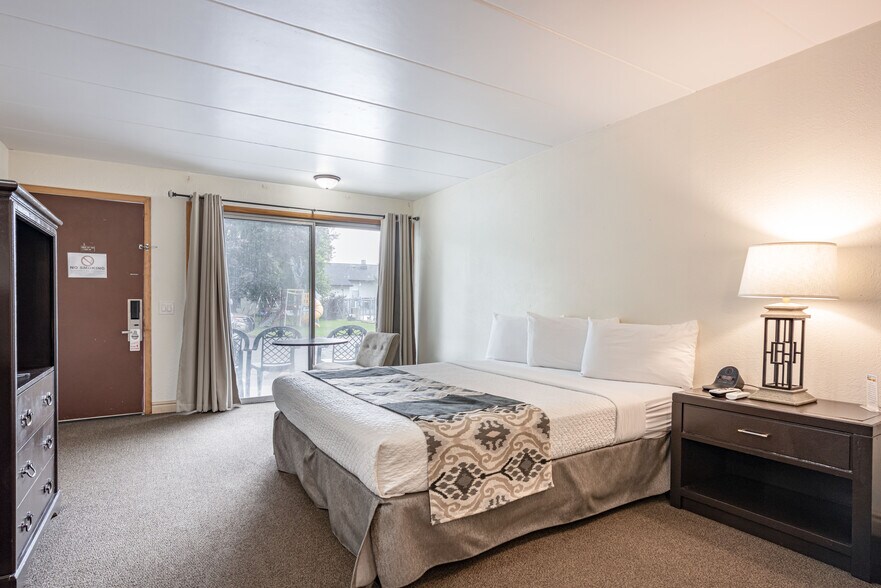 More Photos Of 1116 Broadway, Wisconsin Dells Hotel For Sale