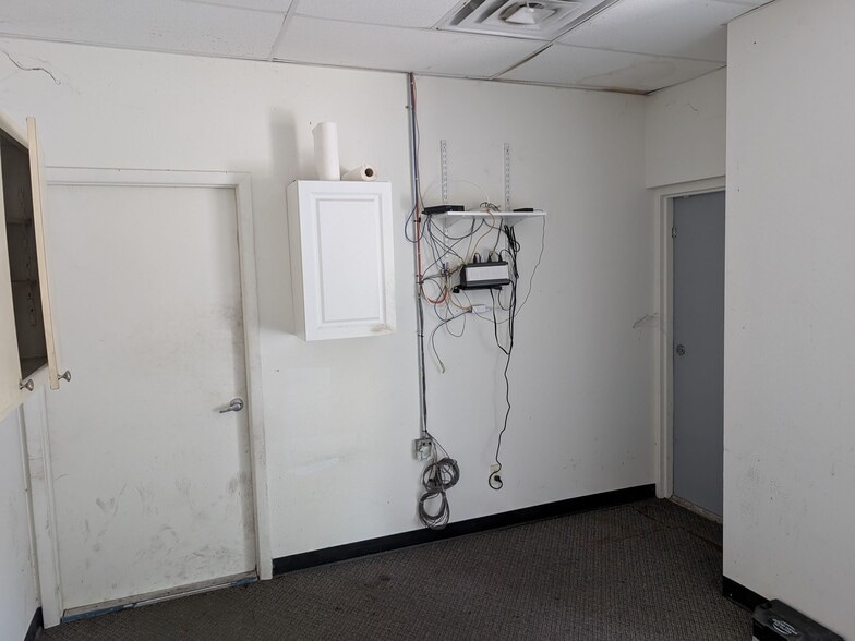 More Photos Of 1052-1060 Endeavor Ct, Nokomis Warehouse For Lease