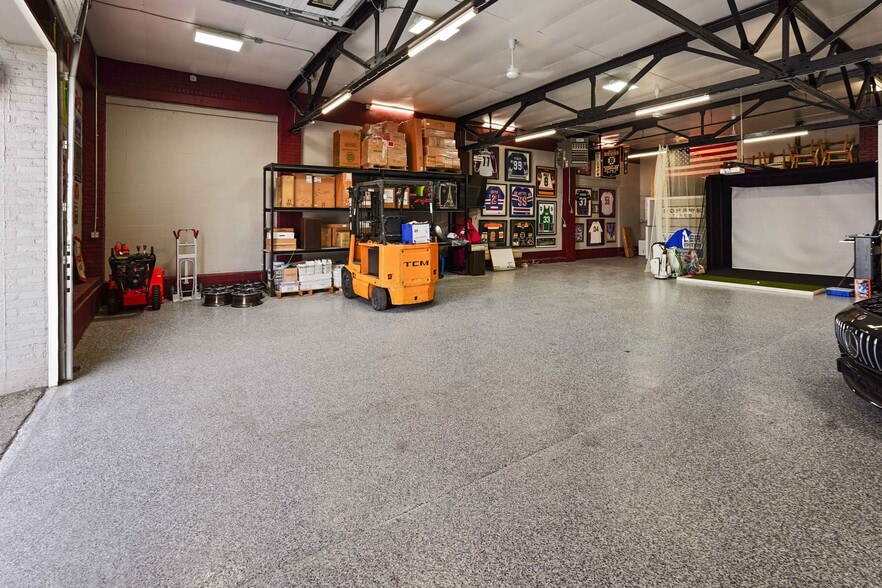 More Photos Of 62 Adams St, Waltham Flex For Sale