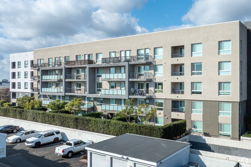 More Photos Of 1660 E 1st St, Santa Ana Storefront For Lease