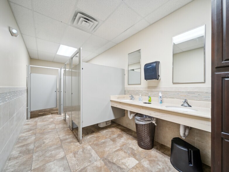 More Photos Of 2005 N Yellowood Ave, Broken Arrow Warehouse For Sale