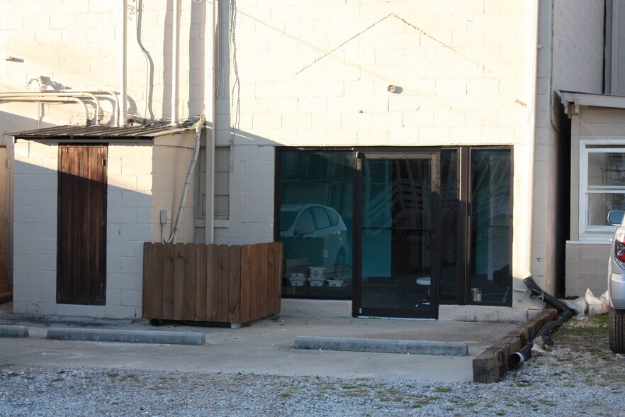 More Photos Of 24 E Andrews Dr NW, Atlanta Storefront For Lease