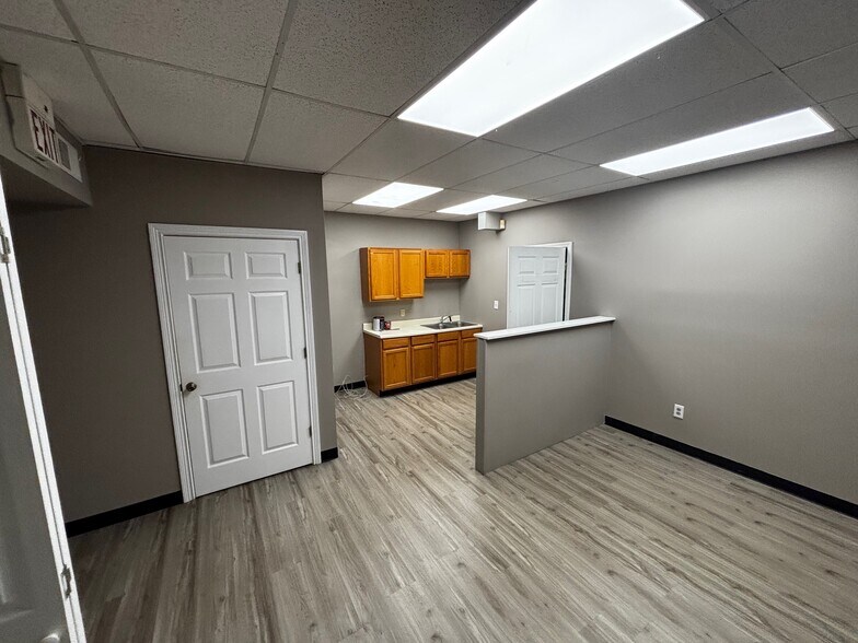 More Photos Of 565 E New Circle Rd, Lexington Storefront Retail Office For Sale