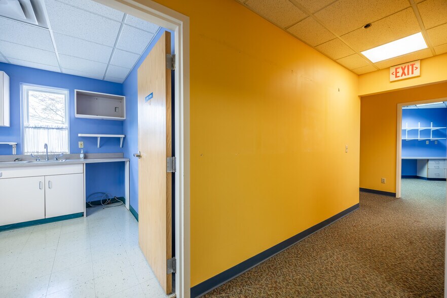 More Photos Of 980 Westfall Rd, Rochester Medical For Lease