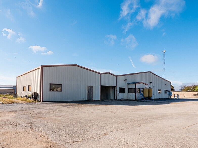 More Photos Of 108 McNutt Rd, Hutto Warehouse For Lease