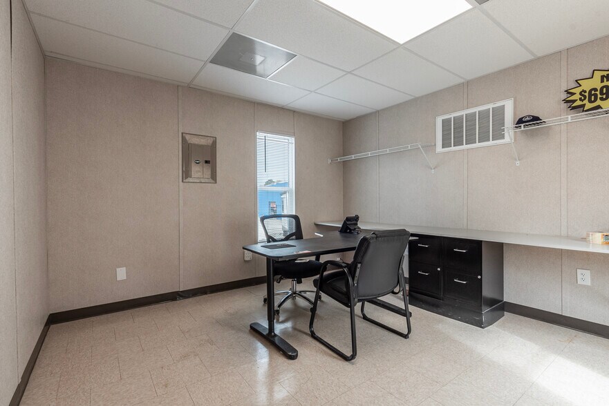 More Photos Of 11400 Thousand Trl, Willis Trailer Camper Park For Sale