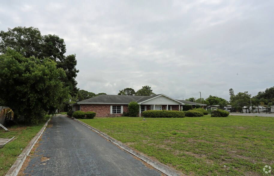 More Photos Of 5827 14th St, Bradenton Funeral Home For Sale