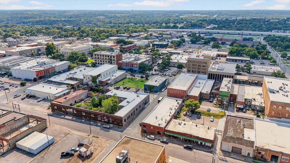 More Photos Of 129 E Wall St, Sherman Showroom For Sale