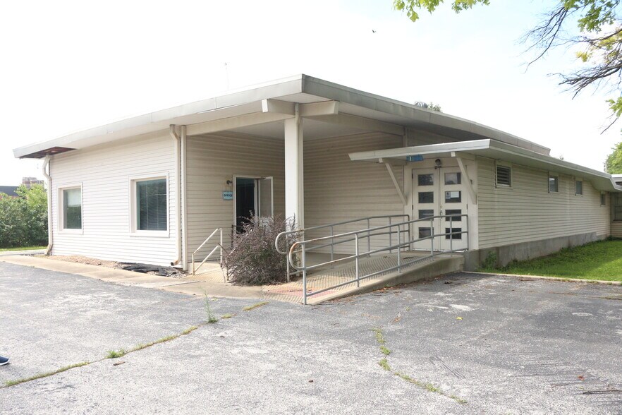 More Photos Of 1500 W Walnut St, Jacksonville Skilled Nursing Facility For Sale
