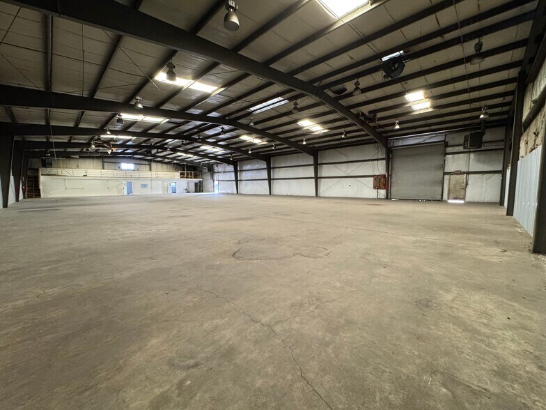 More Photos Of 445 E Menlo Ave, Hemet Warehouse For Lease